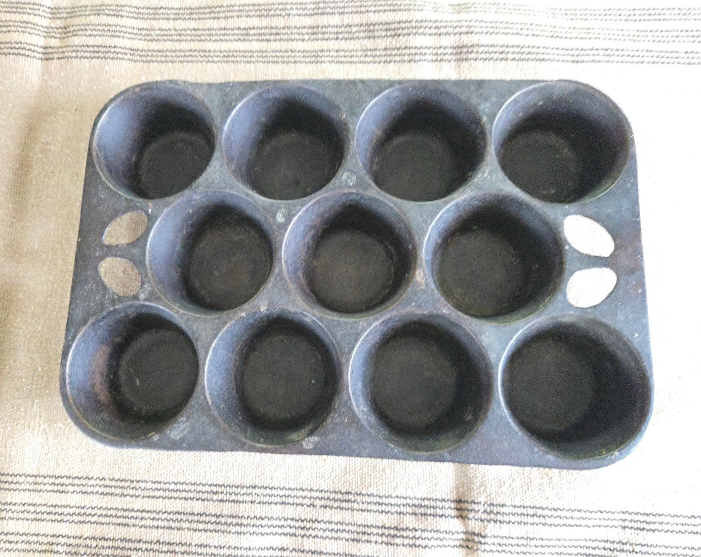 Vintage cast iron muffin/popover pan 11 cups Made In USA
