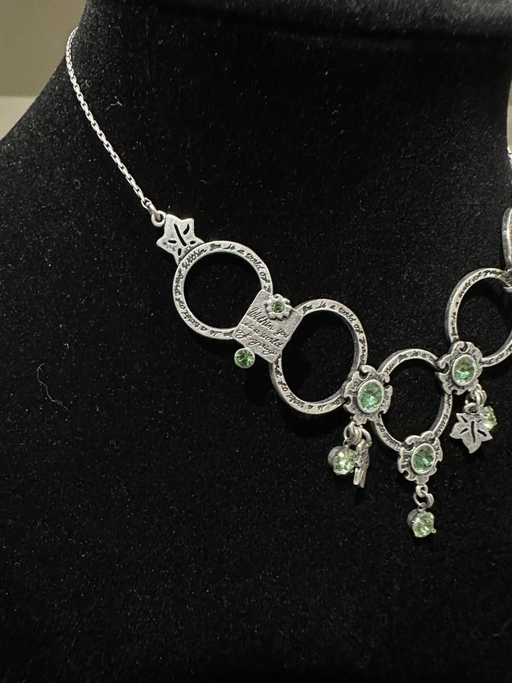 Штампованное датское регулируемое ожерелье Pilgrim. Дизайн серебристого тона светло-зеленый стразы - Изображение 2 из 4