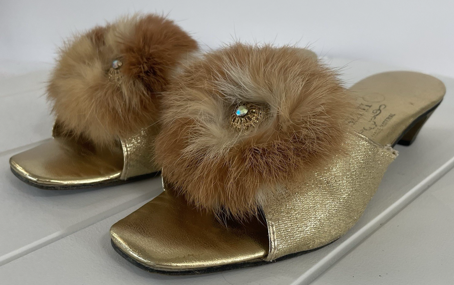 PANTOFOLA D’ORO MUSE Pantofole dorate vintage anni 50 con pelliccia di visone e accento strass taglia 8