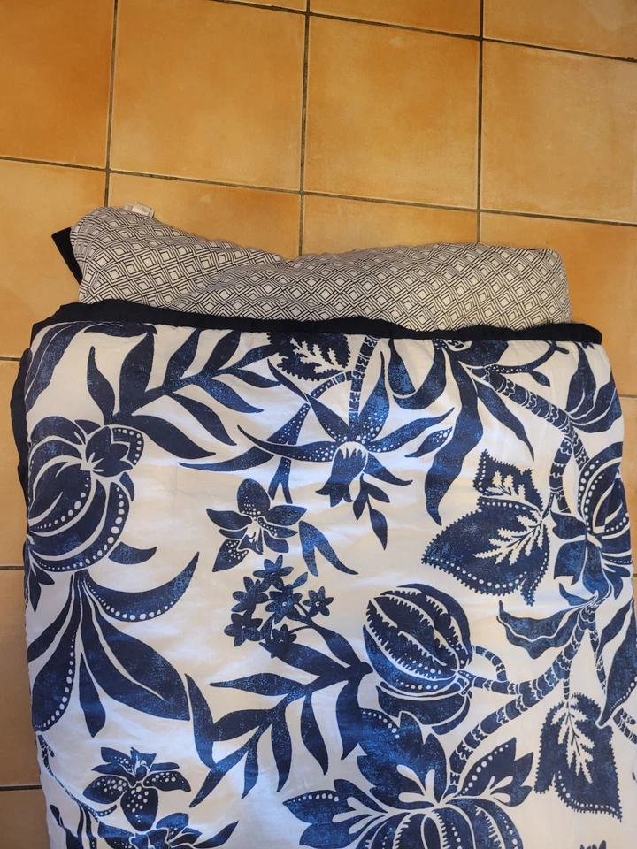 Liz Claiborne King Size Bedding Set: 2 Pillowcases + 1 Comforter. Smoke/Pet Free - Image 2 of 4