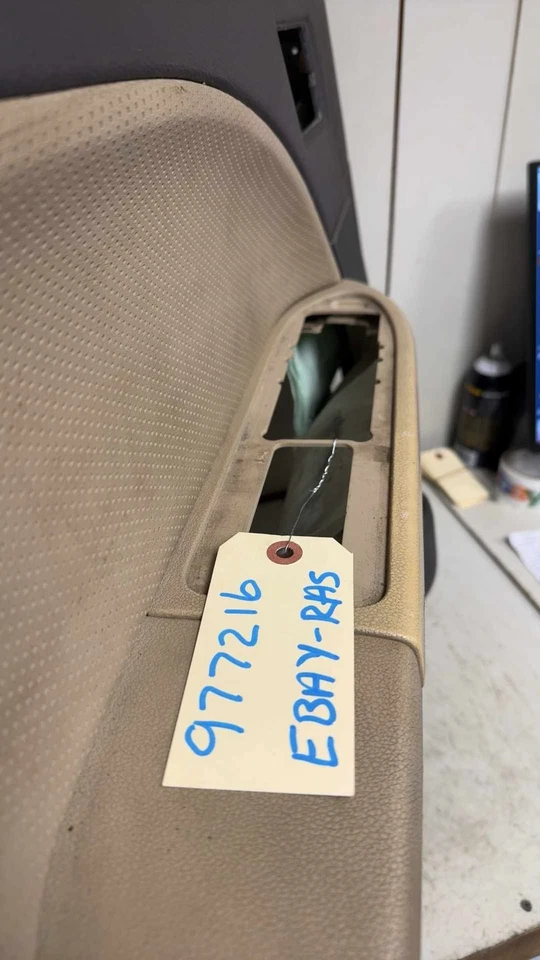 08-09 FORD TAURUS X FRONT DOOR TRIM PANEL NO SWITCHES NO HANDLE - Image 4 of 4