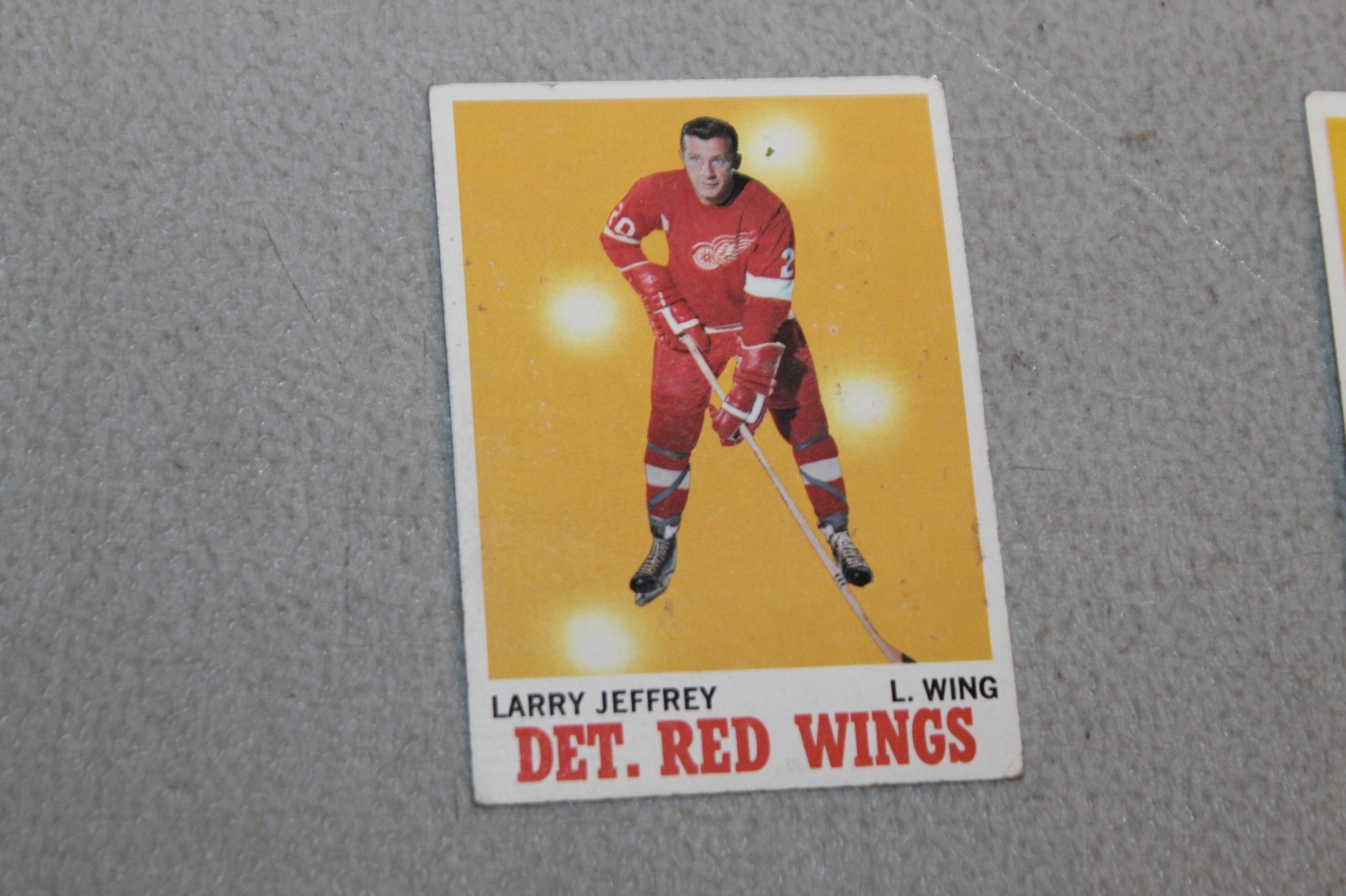 Larry Jeffrey #28 (Hockey Cards 1970 Topps) — is it worth grading?