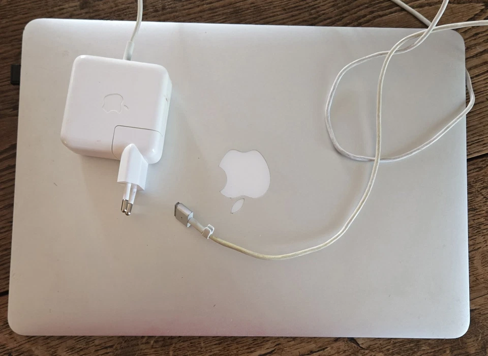 Apple MacBook Air 13" · i5 5th gen 1.8 GHz · 4GB · 250GB, photo 2 sur 5