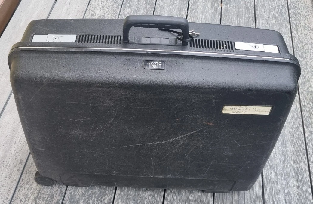 Reisekoffer Delsey schwarz 65 x 50 cm x 20 cm tiefe auf 2 Rollen mit Griff