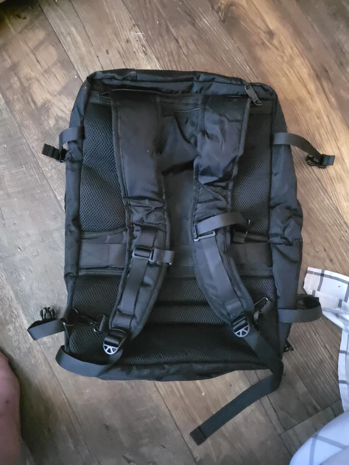 Mochila de viaje para portátil Matein negra Foto 2 de 2