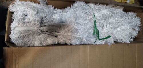 6.5 ft Non-Lit Jackson Spruce Artificial Christmas Tree in Classic White - 第 5/5 張圖片