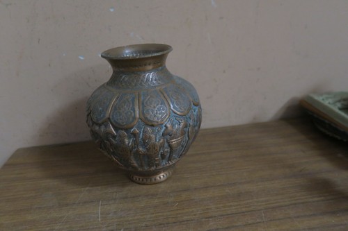 ANTIQUE PERSIAN HANDMADE ETCHED EMBOSSED COPPER VASE PERSEPOLIS kINGS 6.5" - Picture 6 of 10