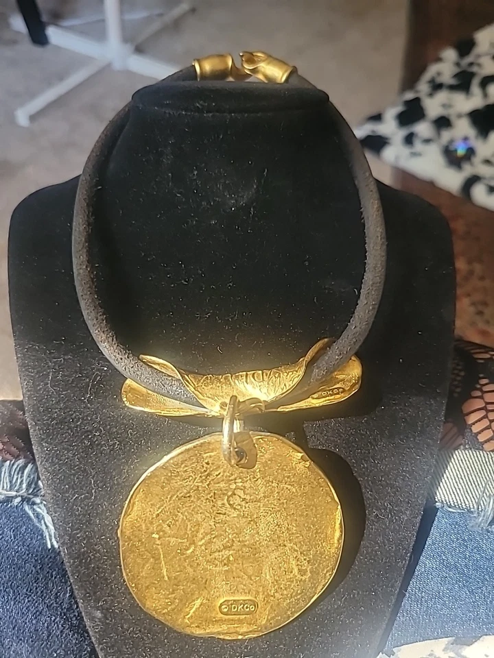 Collar Vintage DKNY Tono Dorado con Discos Redondos y Cordón Negro Foto 2 de 2