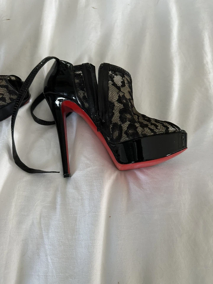 Женские кружевные сапоги Christian Louboutin размер 36,5 США 6,5 Bridget 140 черные с цветочным рисунком - Изображение 4 из 4