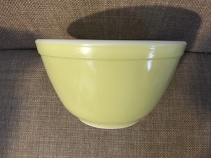 Vintage Pyrex 401 Yellow 750ml Mixing Bowl Milk Glass