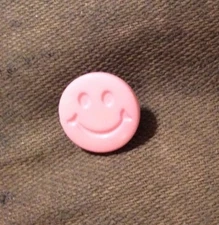 DILL BUTTONS #201372 PINK HAPPY FACE--SHANK--15MM-- 7 PIECES