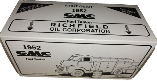 First Gear 1952 GMC Fuel Tanker ミニカー 1952 GMC Fuel Tanker USA Gasoline First Gear 1:34 Scale Model 18