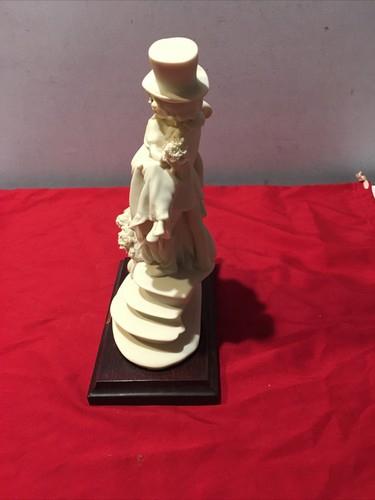 GIUSEPPE ARMANI "LITTLE BRIDE AND GROOM ON STAIRS" FIGURINE 1988 RETIRED - 第 7/12 張圖片