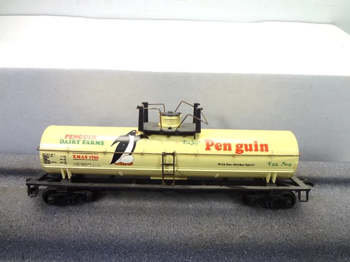 HO SCALE PENGUIN DAIRY FARMS CHRISTMAS 1980 SINGLE-DOME TANK CAR F13