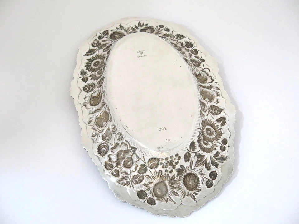10 in - Sterling Silver Stieff Antique Floral Repousse Oval Serving Dish - Image 4 of 4