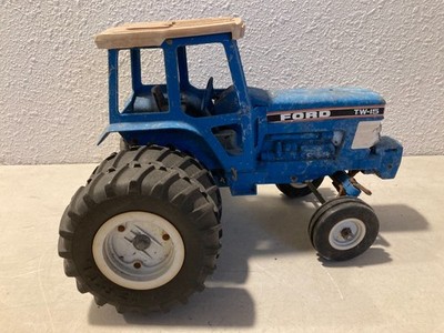 FORD TW-15 Tractor Rear Duals 1:12 Scale ERTL Toy Tractor HUGE 16 NICE!