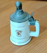 Kleiner Porzellan-Souvenirbierkrug mit Zinndeckel aus Kanada  Falco Souvenir
