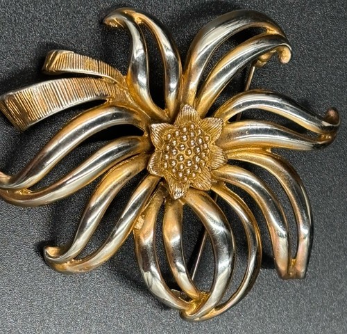 Monet Vintage Gold Silver Toned Flower Shape Pin Brooch - Picture 5 of 6
