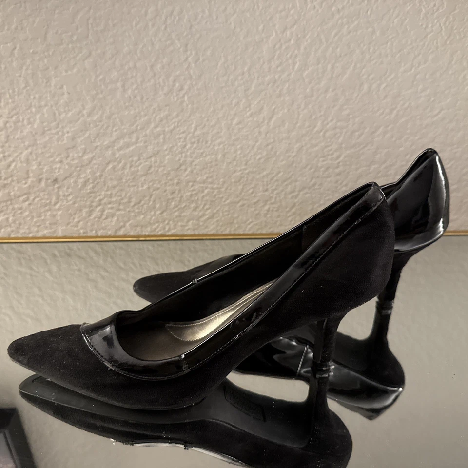 Biqueira pontiaguda feminina de couro envernizado/camurça 3 pol. - Imagem 4 de 4