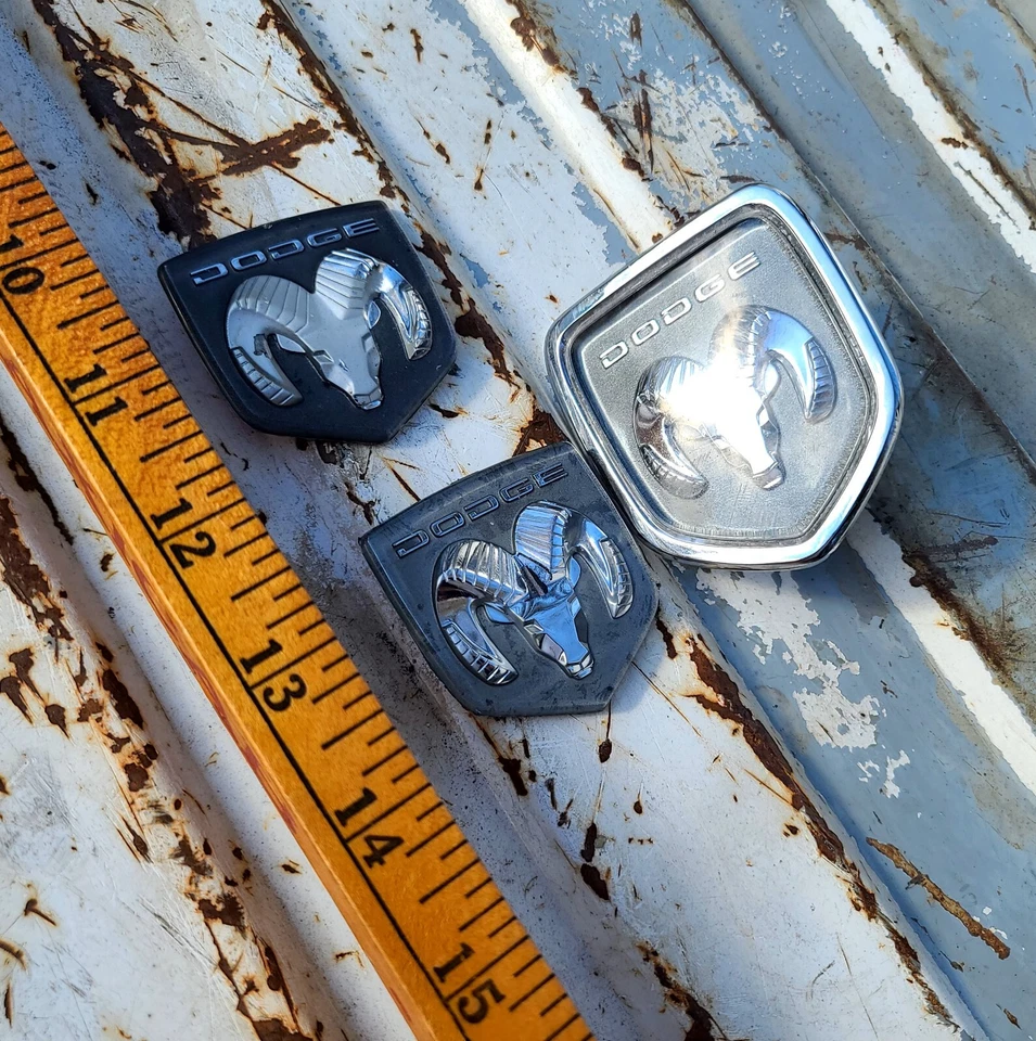NOS 2001 - 2004 道奇卡车大篷车原始设备制造商格栅奖章 4725546 徽章套装 — 第 2/4 张图片