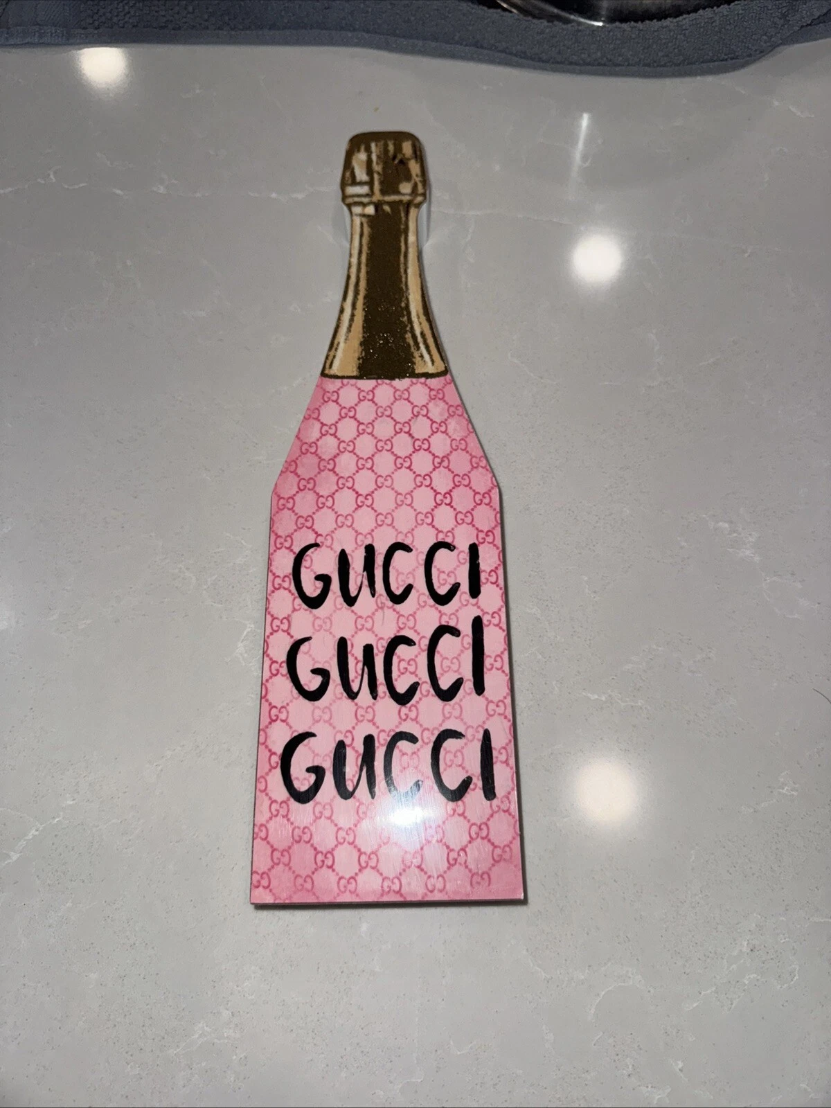 Enseigne en bois en forme de bouteille de champagne Gucci, décor Gucci