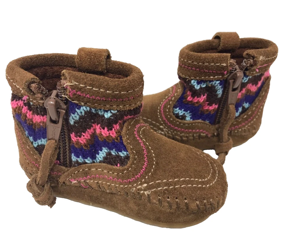 Botas Minnetonka para niñas pequeñas Aspen Comfort con cremallera marrón/multicolor talla: 2 119Q Foto 2 de 4
