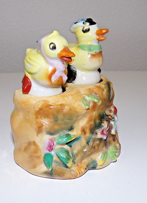 Vintage Japan Mr & Mrs Happy Duck NODDER  Salt & Pepper Shakers w/ Nest Base
