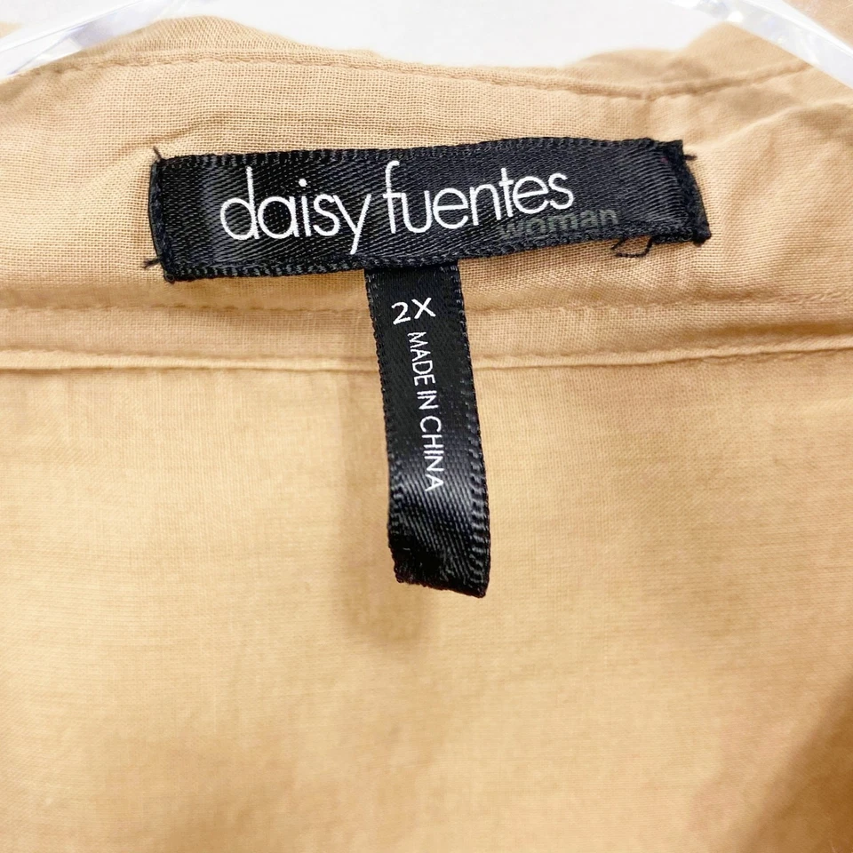 Top con botones de algodón cintura corbata marrón Daisy Fuentes  Foto 3 de 4