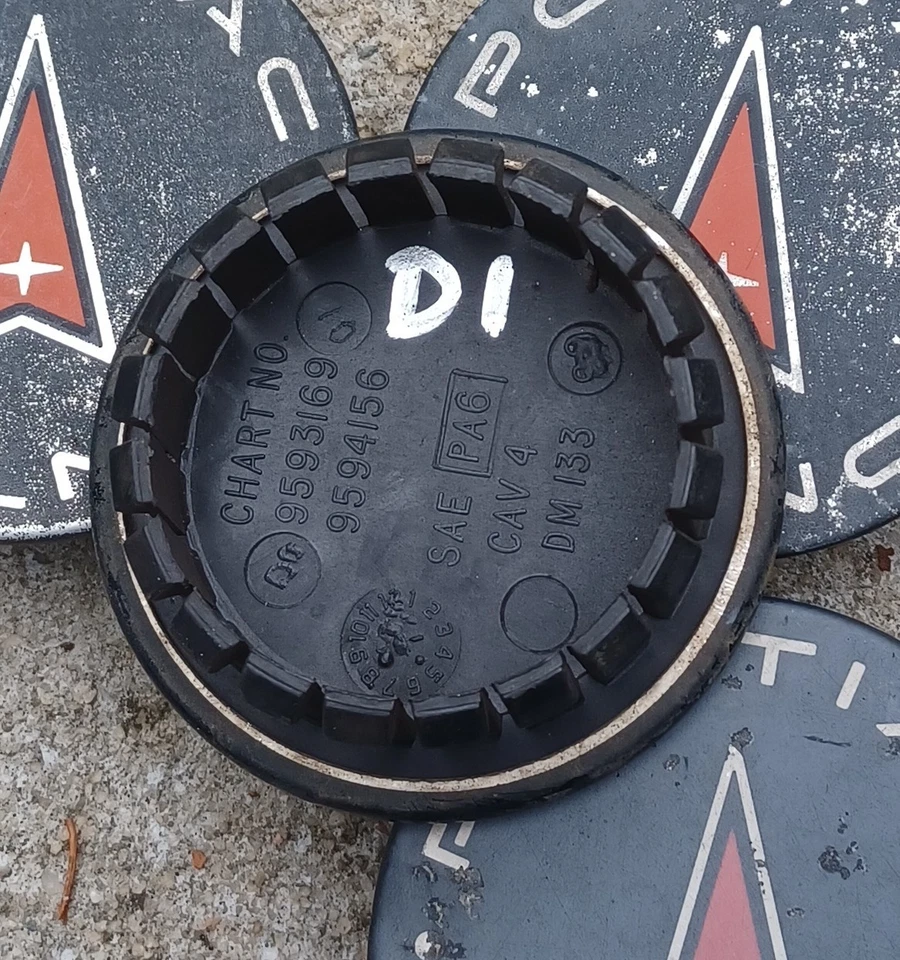 Pontiac Grand Prix, Vibe, Montana Juego de 4 tapas centrales, 1999-2008 p/n 9593169 D1 Foto 3 de 3