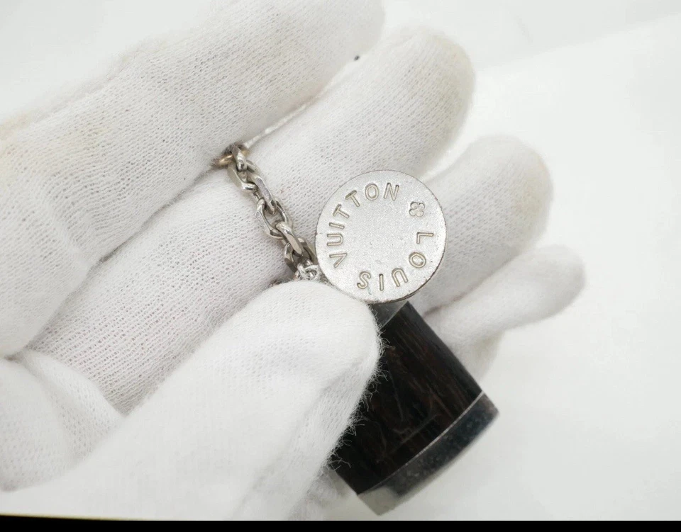 Berloque autêntico Louis Vuitton Porte Clé Bois bolsa chaveiro M65337 madeira metal #6073P - Imagem 4 de 4