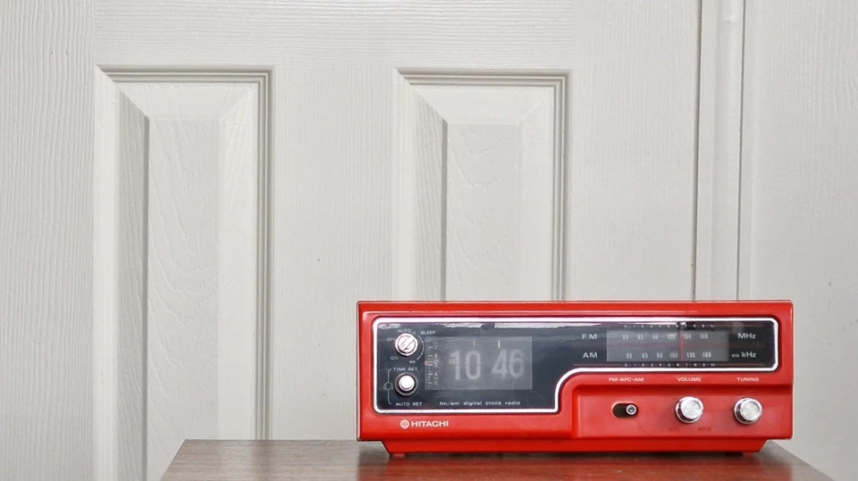 Hitachi Flip Clock Radio / Space Age / Red / Rare / Vintage / Iconic / 1970's - Image 3 of 4