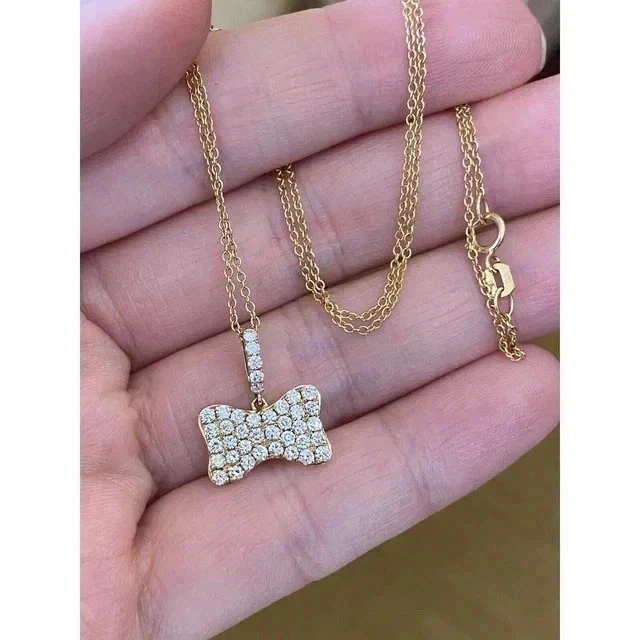 Elegante colgante de moissanita blanca de corte redondo de 2 quilates para mujer enchapado en oro amarillo de 14 k Foto 2 de 4