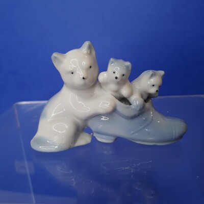 Vintage JAPAN Porcelain Mama Cat Kittens  Puss in Boot White Blue NICE