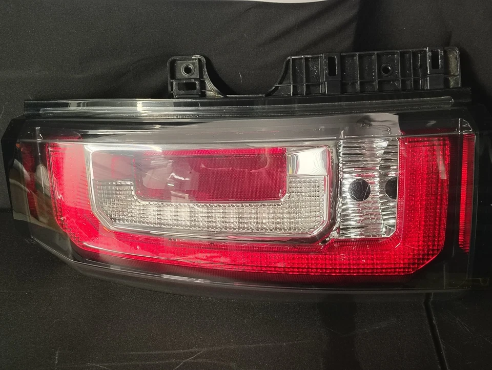 Nueva luz trasera izquierda del lado del conductor GMC Yukon 2015-2018 OEM K2UGLHT Foto 2 de 4