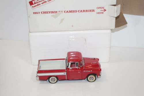 The Danbury Mint 1957 Chevrolet Cameo Carrier 1:24 rosso pressofuso con scatola e certificato di autenticità - Foto 2 di 9