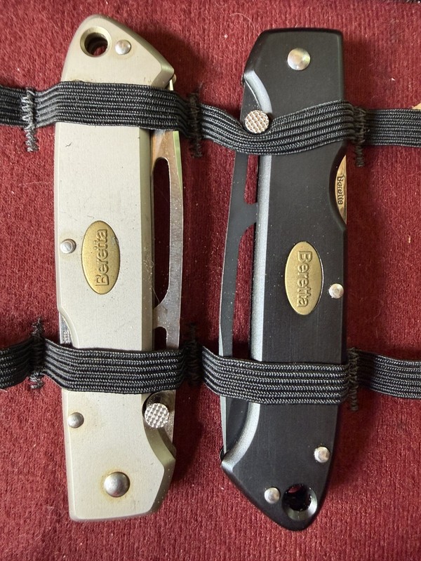 2 Vintage Beretta Airlight K-AIR-1 Pocket Knives Japan black and silver