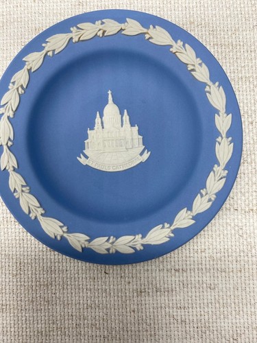 ST Paul's Cathedral- Wedgewood Jaspeware Blue with White - Picture 2 of 6