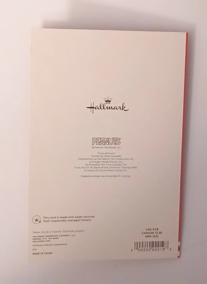 Tarjeta de cumpleaños de dinosaurio Hallmark Signature para niños o niñas Foto 3 de 4