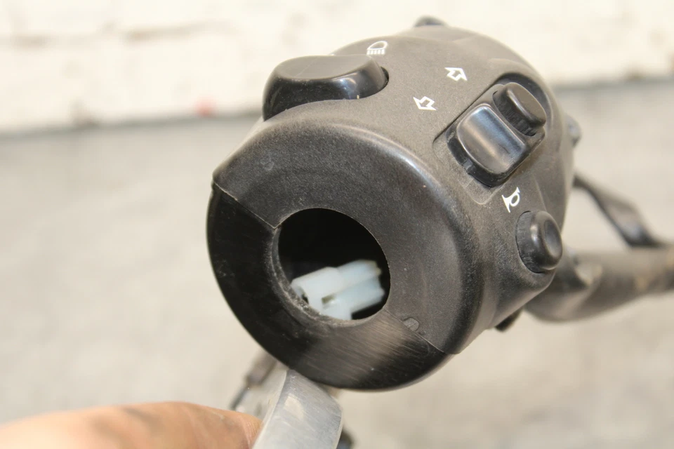 14-16 TRIUMPH AMERICA LT CLIP IZQUIERDO EN MANGO BOCINA INTERRUPTOR SEÑALES BB720 Foto 4 de 4