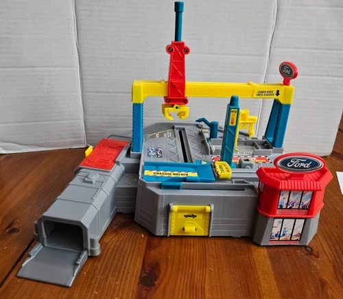 Vintage 1998 Hot Wheels Ford Auto Assembly Plant Set Mattel