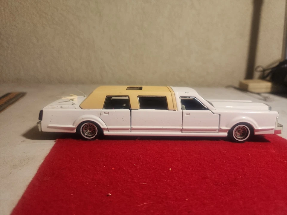 Limusina Majorette Serie 3045 Super Stretch Puertas Blancas Techo Corredizo Abierto  Foto 3 de 4