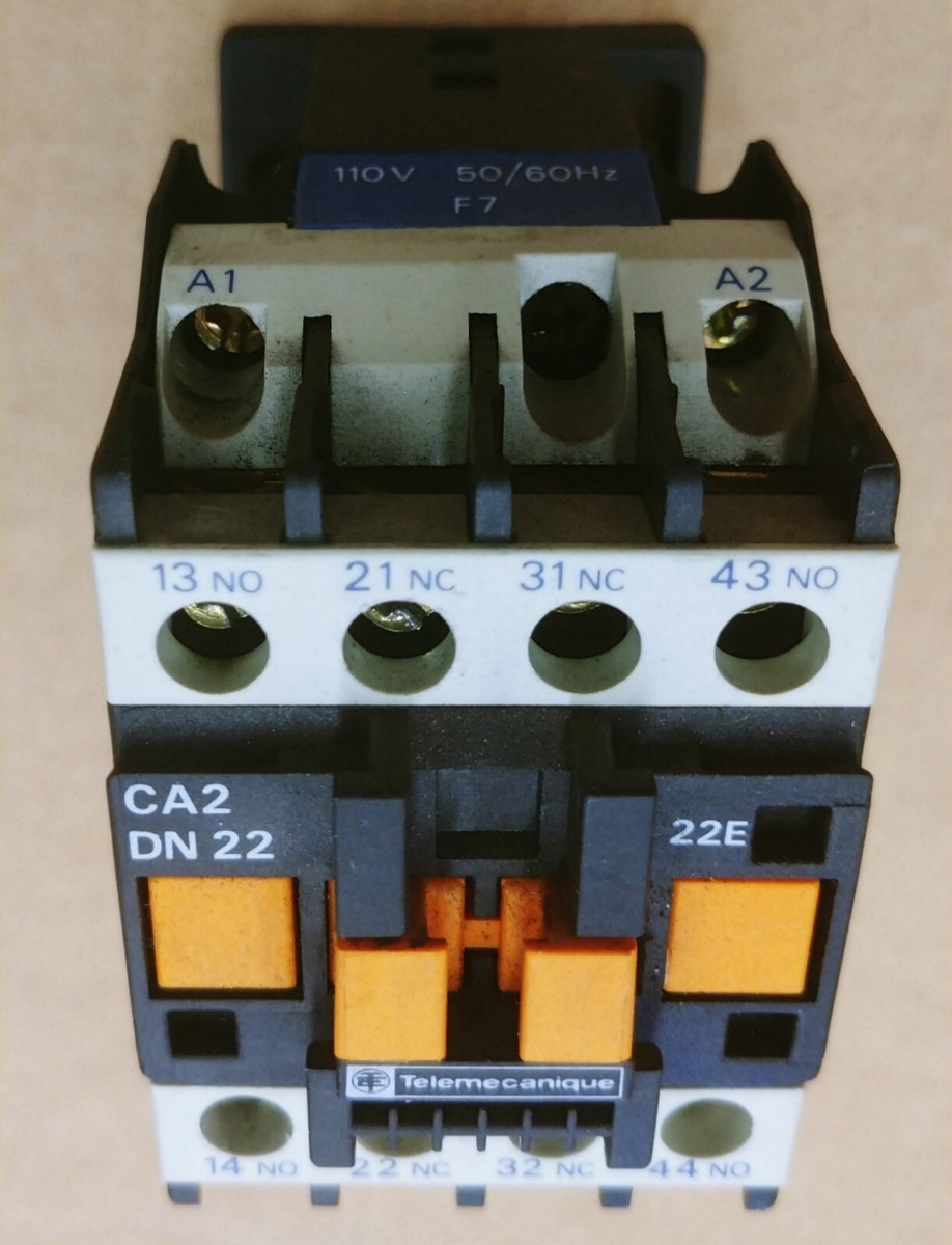 Relais électrique Telemecanique CA2 DN31 110VAC - 3NO 1NC D'occasion Fonctionnel