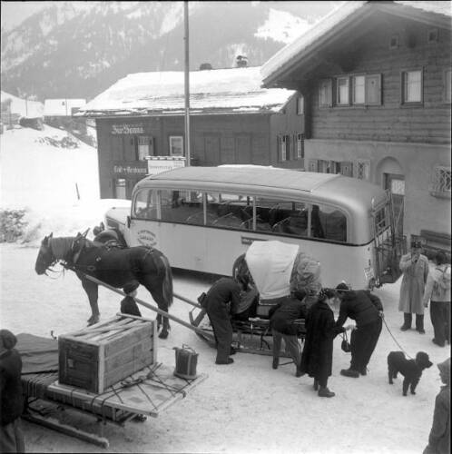 Post trineo y autobús postal en Pany GR 1953 Suiza foto antigua - Imagen 1 de 1