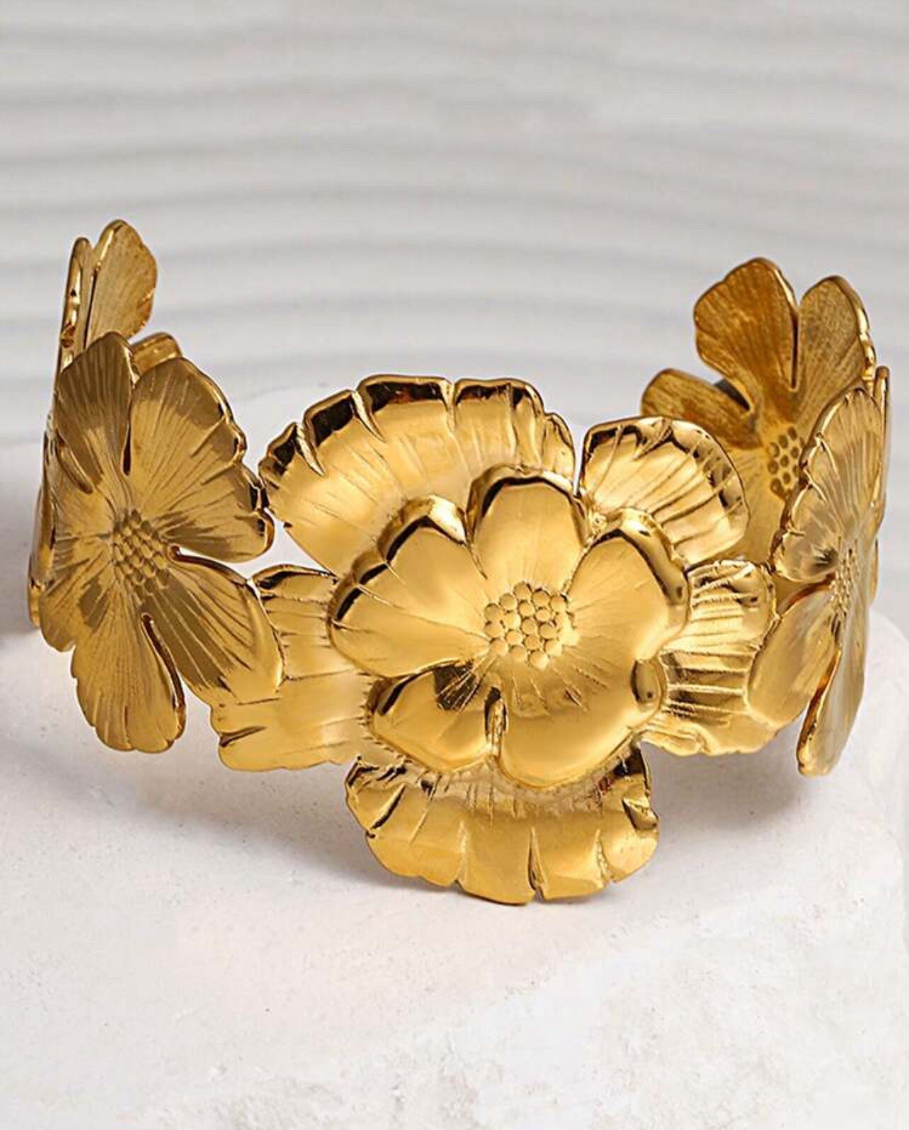 Fleurs de pivoine 3D sur manchette en acier : le cadeau d'anniversaire idéal