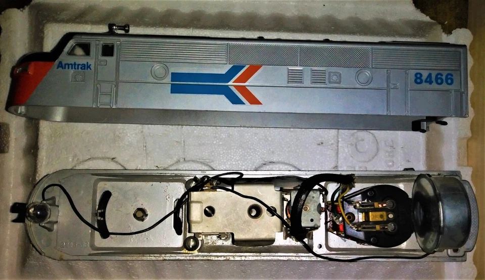 VINTAGE LIONEL #8466 NEW AMTRAK F3 A POWERED DIESEL SHELL & POST WAR FRAME, NICE - Image 3 of 4