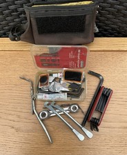 Kit de réparation mobile cycliste avec accessoires.