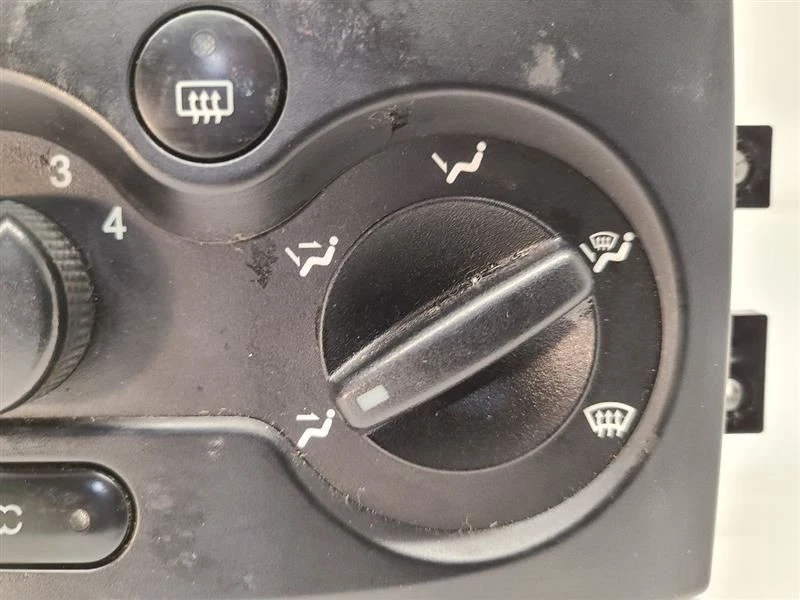 Control de temperatura con aire acondicionado Chevrolet Aveo 2004-2007 Foto 3 de 4