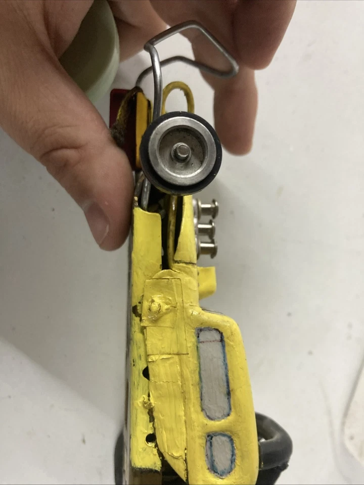 Винтажная трассовая автомодель — латунное шасси, желтый драгстер «Веселый Роджер» — аккумулятор протестирован - Изображение 4 из 4