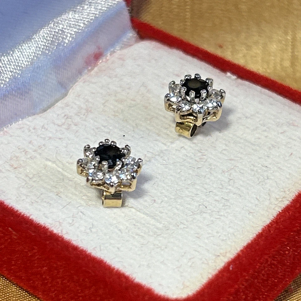 9CT YELLOW GOLD SAPPHIRE AND CZ STUD EARRINGS 1.55 grams - Image 2 of 4