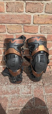 EVS Axis Pro Knieorthese Set Größe L Carbon Kniebrace Paar Knieprotektoren